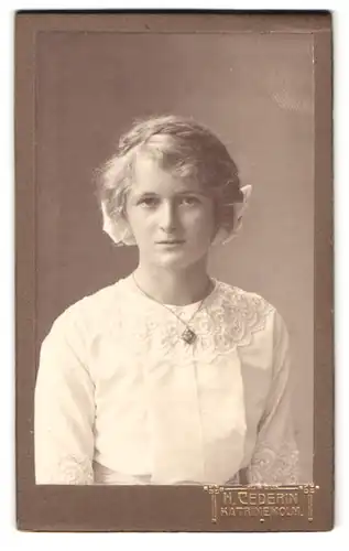 Fotografie H. Cederin, Katrineholm, Portrait junge blonde Frau in weisser Bluse mit Halskette