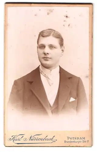 Fotografie Karl Nürrenbach, Potsdam, Brandenburger Str. 7, Portrait junger Mann im Anzug mit Krawatte