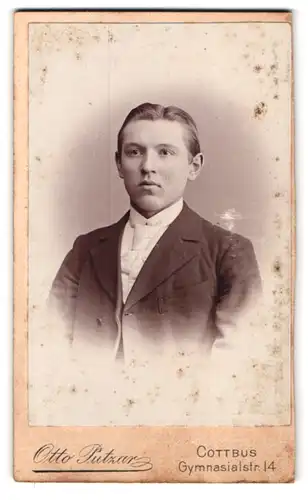 Fotografie otto Putzar, Cottbus, Gymnasialstr. 14, Portrait junger Knabe im Anzug mit weisser Krawatte