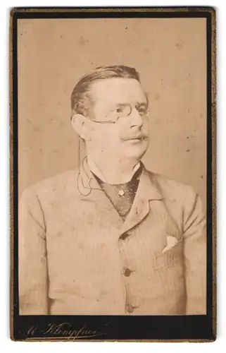 Fotografie M. Klempfner, Prag, Wenzelplatz 20, Portrait Herr im gestreiften Anzug mit Zwicker Brille und Moustache