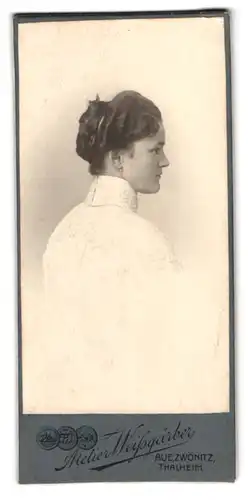 Fotografie Atelier Weissgärber, Zwönitz, Portrait Dame im weissen Kleid mit Dutt, Rückenportrait