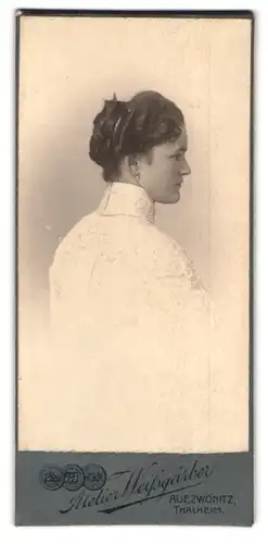 Fotografie Atelier Weissgärber, Zwönitz, Portrait Frau im weissen Kleid mit Dutt, Rückenporträt