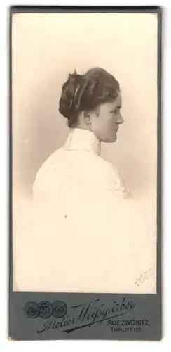 Fotografie Atelier Weissgärber, Zwönitz, Portrait Dame in weisser Bluse von hinten aufgenommen