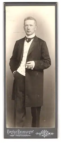 Fotografie Ernst Eichgrün, Potsdam, Nauener-Str. 27, Portrait Herr im Anzug mit Zigarette im Atelier
