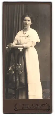Fotografie Ernst Lauckner, Eppendorf i. Sa., Portrait Paula Martin im weissen Kleid mit Halskette