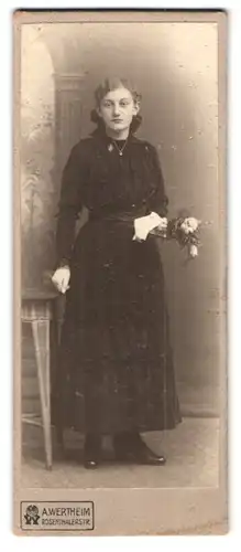 Fotografie A. Wertheim, Berlin, Rosenthalerstr., Portrait junge Frau im schwarzen Kleid mit Blumen in der Hand