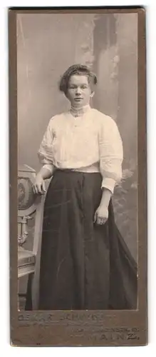 Fotografie Oskar Schmidt, Mainz, Portrait Dame in weisser Bluse und schwarzen Rock posiert im Atelier