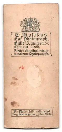 Fotografie E. Motzkus, Halle a. S., Ulrichstr. 57, Portrait junger Knabe im Anzug mit Fliege und verschrenkten Armen