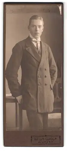 Fotografie Wilh. Wolf, Wurzen, Langestr. 9b, Portrait Herr im Anzug mit gestreifter Krawatte