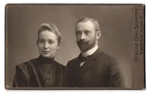 Fotografie Carl Schäfer, Elberfeld, Kipdorf 57, Portrait eines elegant gekleideten jungen Paares