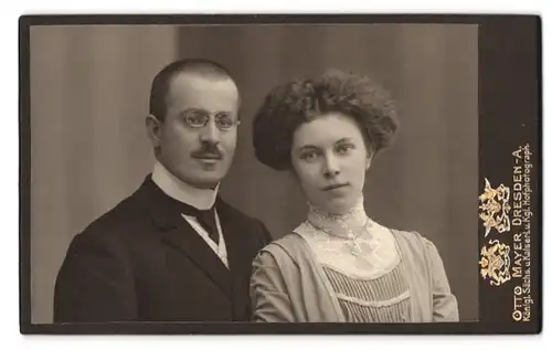 Fotografie Otto Mayer, Dresden-A., Pragerstr. 38, Portrait eines elegant gekleideten Paares