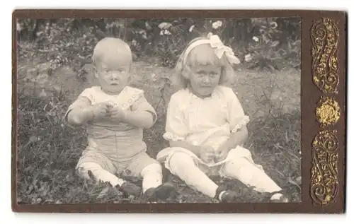 Fotografie Visit Photografie, Ort unbekannt, Portrait zwei süsse blonde Kinder im Garten