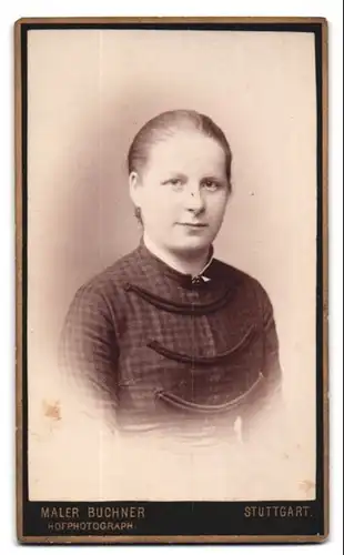 Fotografie Maler Buchner, Stuttgart, Portrait bildschönes Fräuelin in karierter Bluse und zusammengebundenem Haar