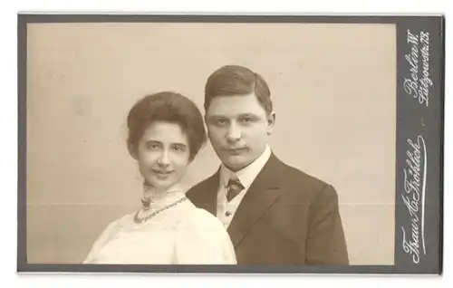 Fotografie A. Fröhlich, Berlin, Lützowstr. 73, Portrait eines elegant gekleideten jungen Paares