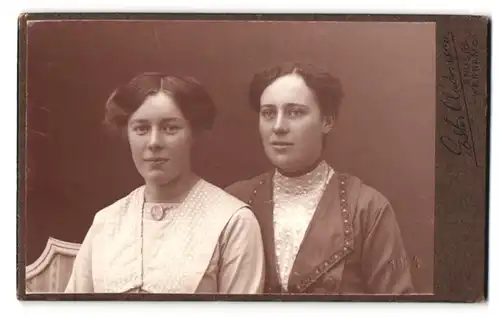 Fotografie Ester Andersson, Gnosjö, Portrait zwei brünette hübsche Frauen in eleganter Kleidung