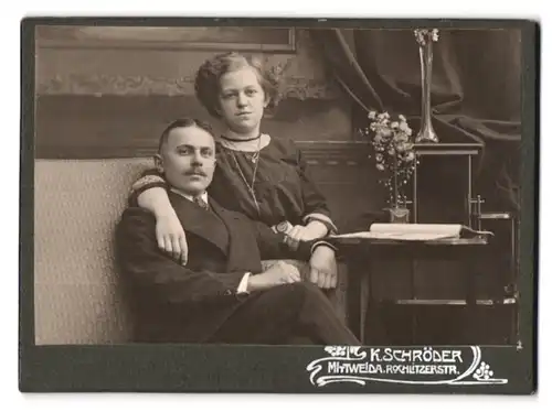 Fotografie K. Schröder, Mittweida, Rochlitzerstr. 24, Portrait eines elegant gekleideten jungen Paares auf dem Sofa