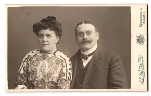 Fotografie J. S. Schroeder, Königsberg i. Pr., Münzstr. 2, Portrait eines elegant gekleideten Paares