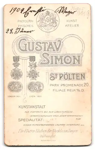 Fotografie Gustav Simon, St. Pölten, Park Promenade 20, Portrait niedlicher Bube hält seinen Hut in der Hand