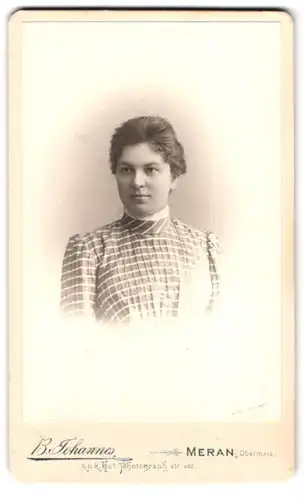 Fotografie B. Johannes, Meran, Portrait brünette junge Schönheit in eleganter karierter Bluse