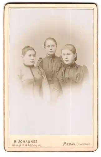 Fotografie B. Johannes, Meran, Portrait drei bildschöne junge Frauen in eleganten Kleidern