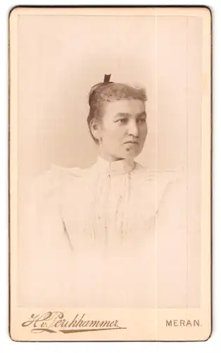 Fotografie H. v. Perckhammer, Meran, Stefanie-Promenade, Portrait einer elegant gekleideten jungen Frau