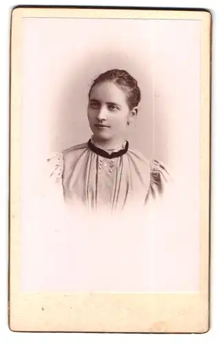 Fotografie J. Holzner, Meran, Portrait bildschönes Fräulein mit Halskette in eleganter Bluse