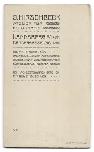 Fotografie J. Hirschbeck, Landsberg / Lech, Brudergasse 216, Portrait charmanter junger Mann im Jackett, Rosenrahmen