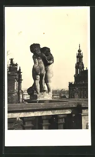 Foto-AK Dresden, Statue zwei nackter Kinder am Schloss