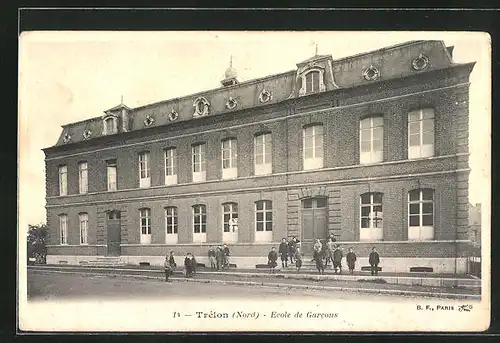 AK Trelon, Ecole de Garcons, Kinder vor der Schule