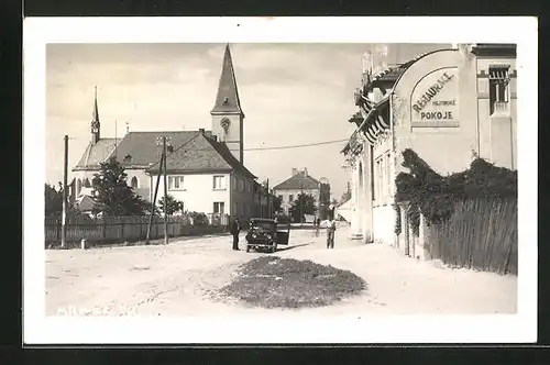 AK Milowitz / Milovice, Strassenpartie an der Kirche mit Blick zum Hotel