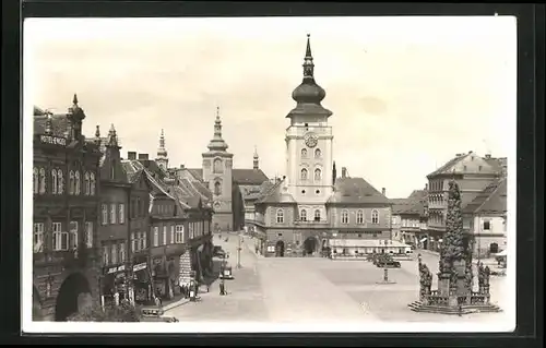 AK Saaz, Ringplatz mit Café, Geschäften und Denkmal