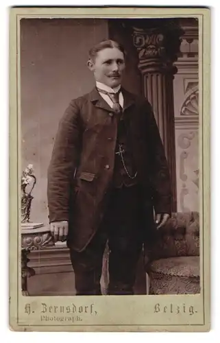 Fotografie H. Bernsdorf, Belzig, Portrait Herr im eleganten Anzug