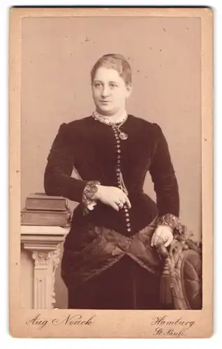 Fotografie Aug. Noack, Hamburg-St. Pauli, Langereihe 69, Portrait Dame in Korsettkleid