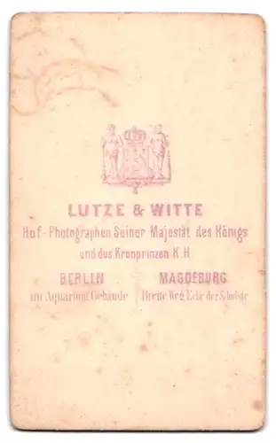 Fotografie Lutze & Witte, Magdeburg, Breite Weg Ecke Schulstrasse, Portrait Frau in langem Kleid mit Buch in Händen