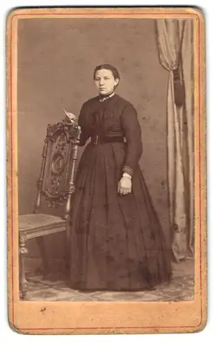 Fotografie Albert Bode, Friesack, Portrait Frau in langem Kleid mit Gürtel