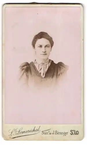 Fotografie L. Lemarechal, Saint-Lo, 3 Rue du Neufbourg, Portrait lächelnde Frau in hübscher Bluse