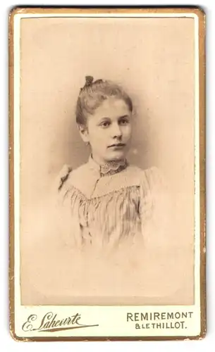 Fotografie E. Laheurte, Remiremont, 21 & 23 Rue de la Xavee, Portrait Mädchen mit Zopf und Schleife in schöner Bluse