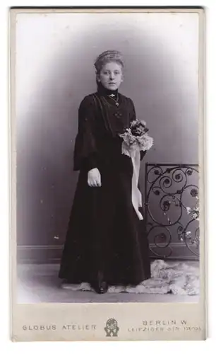 Fotografie Globus Atelier, Berlin, Leipzigerstr. 132 /135, Portrait Frau im langen Kleid mit Blumenstrauss