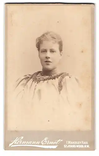 Fotografie Hermann Ernst, St. Johns Wood, 1. Waverley Place, Portrait charmante Frau in weisser Bluse