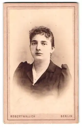 Fotografie Robert Wallich, Berlin, Neue Wilhelmstr. 9, Portrait Anna Stolz in dunkler Bluse