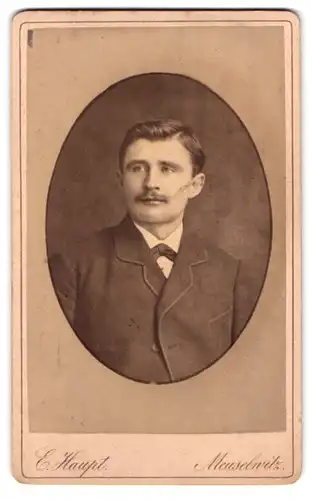 Fotografie E. Haupt., Meuselwitz S.-A., Bahnhofstrasse, Portrait chic gekleideter Mann