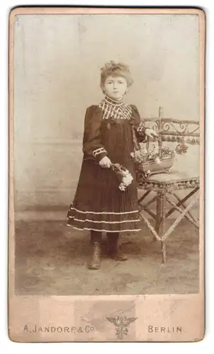 Fotografie A. Jandorf & Co., Berlin, Spittelmarkt 16 /17, Portrait Mädchen im schönen Kleid mit Blumenkorb