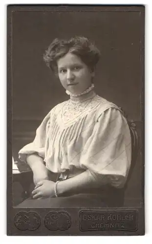 Fotografie Oskar Köhler, Chemnitz, Poststrasse 11, Portrait lächelnde junge Frau in weisser Bluse und Rock