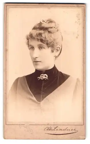 Fotografie Otto Lindner, Eberswalde, am Alsenplatz, Portrait hübsche Frau mit modischer Frisur