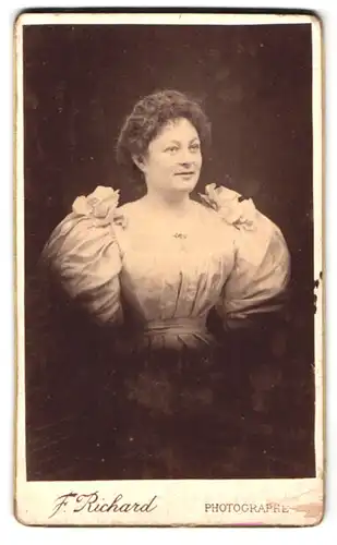 Fotografie F. Richard, Lorient, 11 Rue des Fontaines, Portrait Frau im Kleid mit Puffärmeln lächelnd