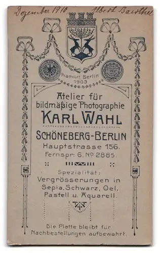 Fotografie Karl Wahl, Berlin-Schöneberg, Hauptstrasse 156, Portrait freundlich blickender Mann mit Brille im Anzug