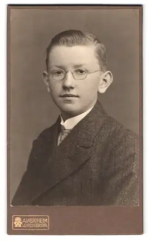 Fotografie A. Wertheim, Berlin, Leipzigerstr., Portrait Knabe im Jacket mit Brille