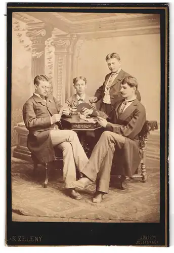 Fotografie K. Zeleny, Josefstadt, Portrait vier Herren bei einer Skart Partie in Anzügen im Atelier