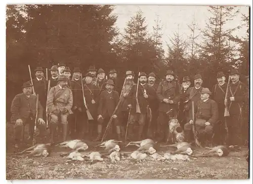 Fotografie unbekannter Fotograf und Ort, Jäger nach der Jagt mit Jagdhund und erlegten Hasen sowie Rehen