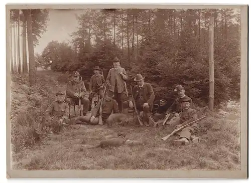 Fotografie unbekannter Fotograf, Ansicht Leipzig, Jäger bei einer Rast im Leipziger Forst mit Dackeln und Flinten